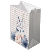 Girly Pink Blue Floral Monogram Name Strichen Mittlere Geschenktüte (Vorderseite Schrägansicht)