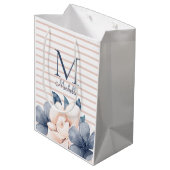 Girly Pink Blue Floral Monogram Name Strichen Mittlere Geschenktüte (Rückseite Schrägansicht)