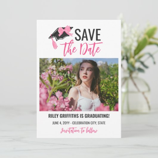 Girly Pink Bow & Cap Abschluss Save The Date (Stehend Vorderseite)