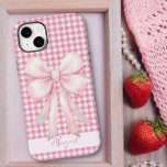 Girly Pink Bow Gingham Kariert Personalisiert Case-Mate iPhone 14 Plus Hülle<br><div class="desc">Rosa, hübsch und personalisiert! Dieses gürtelige iPhone-Gehäuse zeigt einen rosa Bogen auf Gingham, kariert mit dem Namen der Besitzer, der in einem handgeschriebenen Schriftart in süßen Stil geschrieben ist. Für das iPhone 14 Plus konzipiert, wird aber auch für viele andere Modelle geeignet sein. Wenn Sie einen anderen Karo wählen, sieht...</div>