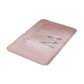 Girly Pink Glitzer Tropfen Monogram Chic Script Badematte (Schrägansicht)