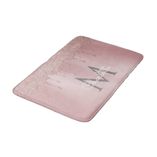 Girly Pink Glitzer Tropfen Monogram Chic Script Badematte (Schrägansicht)