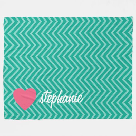 Girly Pink Heart und Trendy Chevrons Script Name Fleecedecke (Vorderseite (Horizontal))