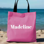 Girly Pink Minimalistische Personalisierte Tasche<br><div class="desc">Lustiges kokettes Rosa mit einfachen vertikalen Blockbuchstaben,  um für jeden Gast am Junggeselinnen-Abschied individuell zu gestalten. Hübsche Sake Gunst für jede Veranstaltung bachelorette,  Girls Wochenende,  Familie Wiedersehen,  Pool Party und mehr! Nachricht,  wenn du etwas Anderes will als das,  was du hier siehst-glücklich,  etwas für dich maßgeschneidert zu schaffen.</div>