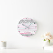 Girly Pink Polka Dots mit Wirbel und Name Runde Wanduhr (Zuhause)