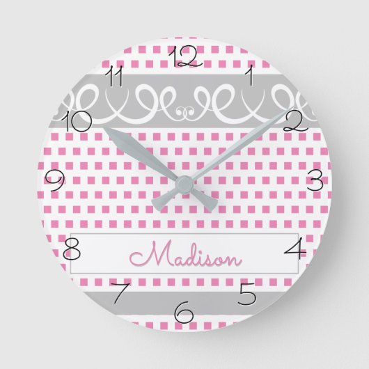 Girly Pink Polka Dots mit Wirbel und Name Runde Wanduhr (Vorderseite)