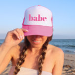 Girly Pink Retro Minimalistisch Babe Bachelorette Truckerkappe<br><div class="desc">Spaß,  kokett rosa mit einfacher vertikaler Blockschrift,  um jedem Gast am Junggeselinnen-Abschied zu geben. Hübsche Sake Gunst für Ihre Lieblingsbriefe! Nachricht,  wenn du etwas Anderes will als das,  was du hier siehst-glücklich,  etwas für dich maßgeschneidert zu schaffen.</div>