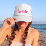 Girly Pink Retro Modern Bride Bachelorette Truckerkappe<br><div class="desc">Spaß,  kokett rosa mit einfacher vertikaler Blockschrift,  um jedem Gast am Junggeselinnen-Abschied zu geben. Hübsche Sake Gunst für Ihre Lieblingsbriefe! Nachricht,  wenn du etwas Anderes will als das,  was du hier siehst-glücklich,  etwas für dich maßgeschneidert zu schaffen.</div>
