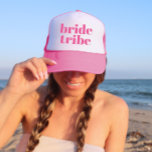 Girly Pink Retro Modern Bride Tribe Bachelorette Truckerkappe<br><div class="desc">Spaß,  kokett rosa mit einfacher vertikaler Blockschrift,  um jedem Gast am Junggeselinnen-Abschied zu geben. Hübsche Sake Gunst für Ihre Lieblingsbriefe! Nachricht,  wenn du etwas Anderes will als das,  was du hier siehst-glücklich,  etwas für dich maßgeschneidert zu schaffen.</div>