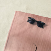 Girly Pink Rose Gold Brushed Metal Script Monogram Strandtuch (Beispiel)