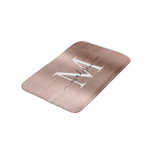 Girly Pink Rose Gold Monogram Script Bürstenmetall Badematte (Schrägansicht)