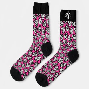 Girly pink schwarz-weiße Zebraherzen mit Namen Socken