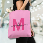 Girly Pink Trendy Modern Script Name Monogram Tasche<br><div class="desc">Personalisiert Girly Pink und Magenta Hot Pink Trendy Modern Script Name Monogram Tote Bag. Mit dieser schicken und spielerischen Tasche können Sie Ihren Alltag mit viel Spaß und Weiblichkeit verbinden. Mit einem hellen, fröhlich rosa Hintergrund und einem fett rosa Magenta-Initial (ohne Schimmer oder Folie), gepaart mit einem schlichten schwarzen Skriptnamen...</div>