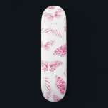 Girly Pink White Butterfets Wasserfarben Muster Skateboard<br><div class="desc">Dieses künstlerische und moderne Design zeigt die von Hand gezeichnet illustrierten Schmetterlinge, die mit handgemalten Beerenrosa Aquarellfarbe auf einem schlichten, weißen Hintergrund gefüllt sind. Es ist niedlich, hübsch, künstlerisch, mädchenhaft und originell. Stilisieren Sie mit diesem handgemalten und handgezeichnet Design, das vom Künstler La Femme, Rachel Matheney, entworfen wurde. ***WICHTIGE HINWEIS...</div>