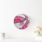 Girly Pink White Personalized Basketball Runde Wanduhr (Zuhause)