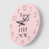 Girly Pink Zitat GENIESSEN SIE DEN MOMENT HIER & J Große Wanduhr (Winkel)