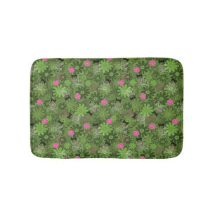 Girly Punkschädel auf Blumen-Camouflagehintergrun Badematte