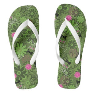 Girly Punkschädel auf Blumen-Camouflagehintergrun Badesandalen