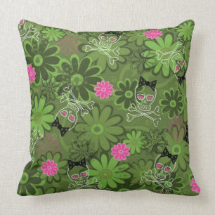 Girly Punkschädel auf Blumen-Camouflagehintergrun Kissen