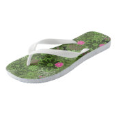 Girly Punkschädel auf Blumen-Camouflagehintergrund Badesandalen (Schrägansicht)