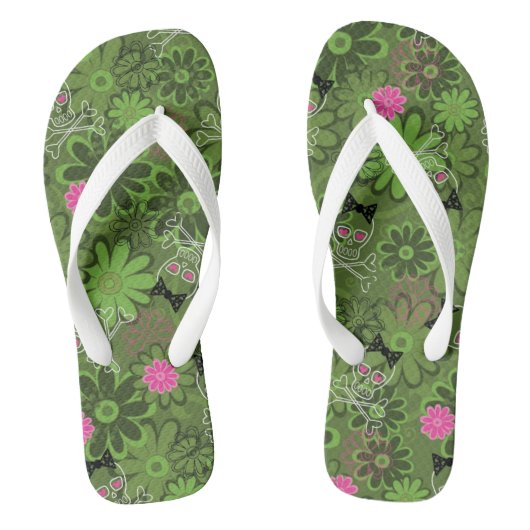 Girly Punkschädel auf Blumen-Camouflagehintergrund Badesandalen (Fußbett)