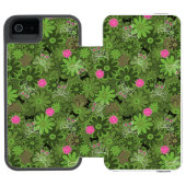 Girly Punkschädel auf Blumen-Camouflagehintergrund Incipio iPhone Geldbeutel-Hülle (Folio Geöffnet)