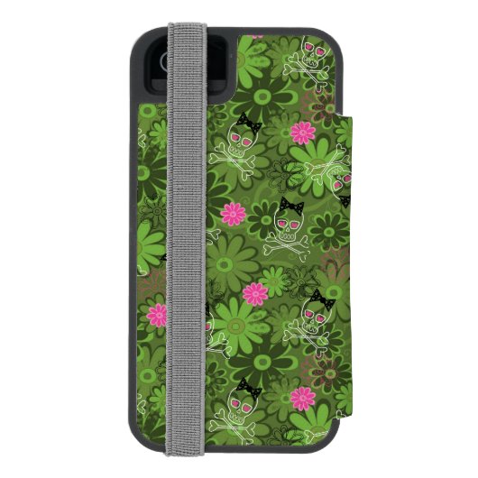 Girly Punkschädel auf Blumen-Camouflagehintergrund Incipio iPhone Geldbeutel-Hülle (Folio Rückseite)