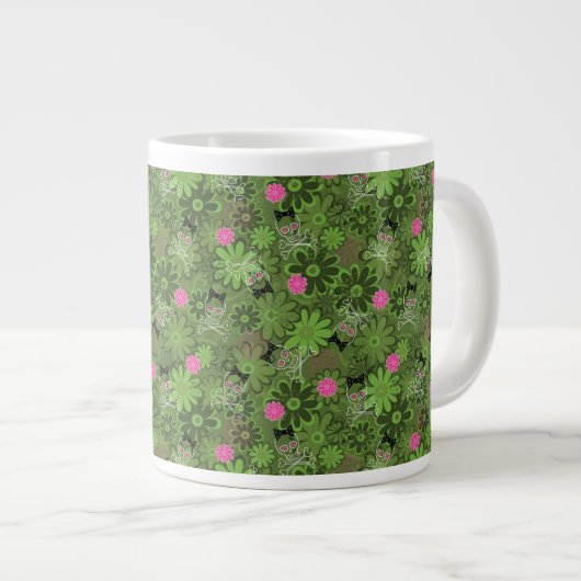 Girly Punkschädel auf Blumen-Camouflagehintergrund Jumbo-Tasse (Vorderseite Rechts)