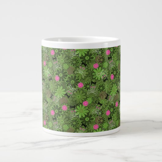 Girly Punkschädel auf Blumen-Camouflagehintergrund Jumbo-Tasse (Vorderseite)