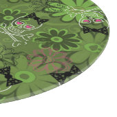 Girly Punkschädel auf Blumen-Camouflagehintergrund Schneidebrett (Ecke)