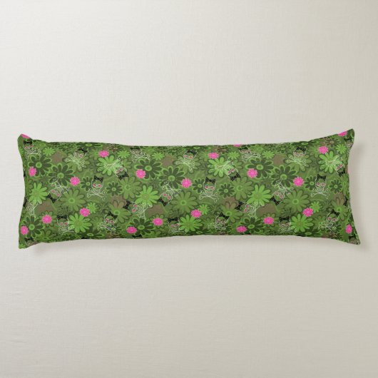 Girly Punkschädel auf Blumen-Camouflagehintergrund Seitenschläferkissen (Rückseite)