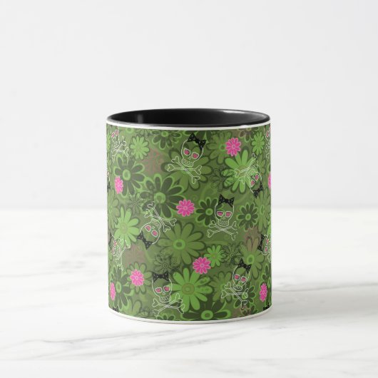 Girly Punkschädel auf Blumen-Camouflagehintergrund Tasse (Zentrum)