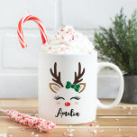 Girly Reindeer Face Personalisierter Name Weihnach Kaffeetasse<br><div class="desc">Niedlicher Weihnachtskaffee oder heiße Kakao-Tasse präsentiert ein hübsches Rentiergesicht mit hübschen Wimpern, rosa, rosafarbenen Wangen, einem grünen Bogen auf ihren Geweihen und einer glänzenden roten Nase. Personalisieren Sie diese festliche heiße Schokolade-Tasse mit einem Vornamen oder einem anderen benutzerdefinierten Text. Macht ein lustiges Urlaubsgeschenk für jedes Mädchen - Kinder, Enkel, Familie...</div>