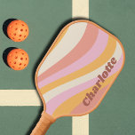 Girly Retro Vintag Wave Personalisierter Name Pickleball Schläger<br><div class="desc">Girly Retro Vintag Wave Personalisiert Name Pickleball Paddle verfügt über eine Retrowelle in Rosa, Orange und Weiß mit Ihrem personalisierten Namen in elegantem, modernem Schriftzeichen-Akzent. Personalisieren Sie diese, indem Sie den Text in dem dafür vorgesehenen Textfeld bearbeiten. Perfekt zum Geburtstag, Weihnachten, Muttertag, Babyduschen, Brautpartys, Mama, Schwester, Cousins, beste Freunde und...</div>