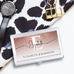 Girly Rose Gold Glitzer Elegante Weiß Mit Monogram Visitenkarten Dose<br><div class="desc">Mit unserem Girly Rose Gold Glitzer Monogram Business Card Case strahlen Sie Elegance überall aus! Einen bleibenden Eindruck mit Raffinesse machen. Unser Visitenkartengehäuse bietet einen fesselnden Übergang von Rose Gold Glitzer zu unberührtem Weiß und bietet die perfekte Leinwand für ein personalisiertes Monogramm und einen schwarzen Skriptnamen. Unterhalb des Monogramms, zeigen...</div>