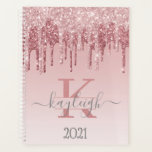 Girly Rose Gold Glitzer Tropfen Ombre Monogram 202 Planer<br><div class="desc">Moderne, gürmige Rose Gold Glitzer Tropfen auf rosa weiß ombre Hintergrund Spirale 2021 Planer. Dieses Design verfügt über rosa rosa Rosatolde und dunkelrosa funkelnde Glitzer-Tropfen auf rosa, ombre Hintergrund mit Namen und monogramm Textvorlage. Der Name wird mit einem Wirblen Schriftsatz geschrieben. Wenn Sie gewollt haben, die Wirbel/Swashes behalten, löschen Sie...</div>