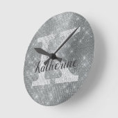 Girly Silver Glitter Sparkle Glam Monogram Name Runde Wanduhr (Winkel)