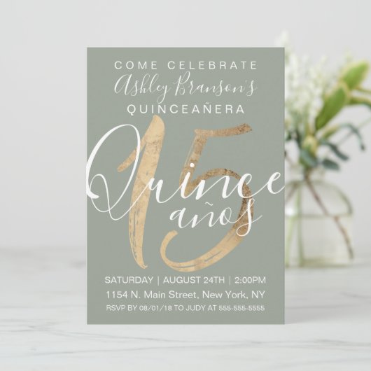 Girly Simple Sage Green Gold Foil Quinceañera Einladung (Stehend Vorderseite)