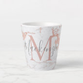 Girly Trendy Rose Gold Foil Marmor Monogram Milchtasse (Vorderseite)