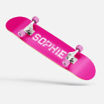 Girly Varsity Pink Skateboard Personalisierter Nam<br><div class="desc">Girly Varsity Pink Skateboard Personalisiert Name - Trendy & Personalisierte Skater Geschenk 🛹 💖 mit diesem Individuelle Name Girly Varsity Skateboard im Stil Shred ✨ mit einem kühlen Schriftart im variantenreichen Stil und einer lustigen, femininen Touch! Dieses trendige Skateboard ist perfekt für Mädchen geeignet, die Skate Liebe haben. Es ist...</div>