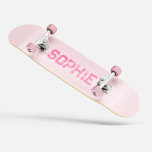 Girly Varsity Pink Skateboard Personalisierter Nam<br><div class="desc">Girly Varsity Pink Skateboard Personalisiert Name - Trendy & Personalisierte Skater Geschenk 🛹 💖 mit diesem Individuelle Name Girly Varsity Skateboard im Stil Shred ✨ mit einem kühlen Schriftart im variantenreichen Stil und einer lustigen, femininen Touch! Dieses trendige Skateboard ist perfekt für Mädchen geeignet, die Skate Liebe haben. Es ist...</div>