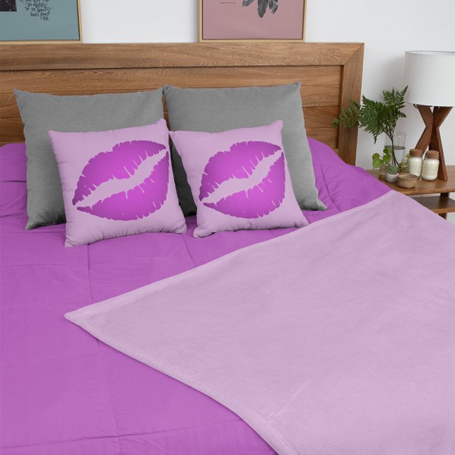 Girly Violet Ombre Lipstick Kiss Kissen (Girly Violet Ombre Lipstick Kiss Throw Pillow)