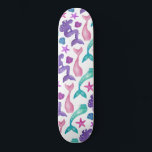 Girly Watercolor Mermaids Tales Seashells Pattern Skateboard<br><div class="desc">Dieses künstlerische Muster ist perfekt für die Meerjungfrau. Die handbemalten aquamarinen grünen, violetten, lila, rot-rosa und beerrosafarbenen Meerjungfrauen, Meerjungfrau-Schwänze und eine Vielzahl von Muscheln auf einem schlichten weißen Hintergrund. Es ist hübsch, niedlich, lustig und spielerisch. Stilisieren Sie mit diesem handgemalten Muster, das vom Künstler La Femme, Rachel Matheney, gemacht wurde....</div>