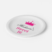 Girly White Hot Pink Sweet 16 Princess Crown Name Pappteller (Schrägansicht)