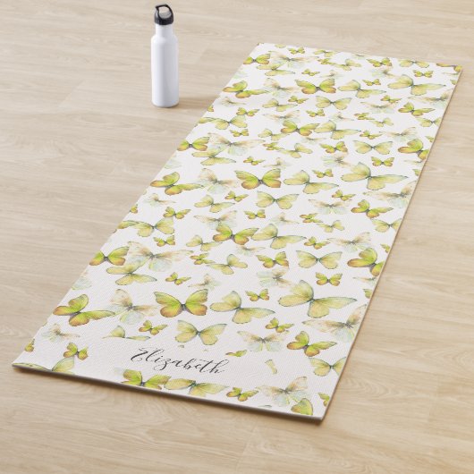 Girly Yellow Pastel Butterflies Individuelle Name Yogamatte (Beispiel)