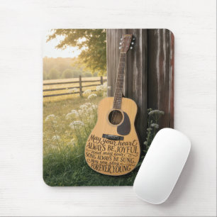 Gitarre an einer Scheune lehnend mit Zitat Mousepad