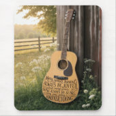 Gitarre an einer Scheune lehnend mit Zitat Mousepad (Vorne)