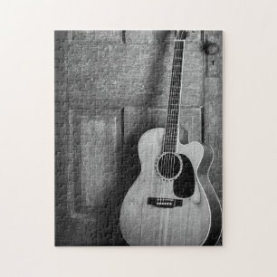 Gitarre an Tür gelehnt in Schwarz und Weiß Puzzle