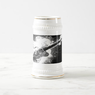 Gitarre auf Feuer Stein Bierglas