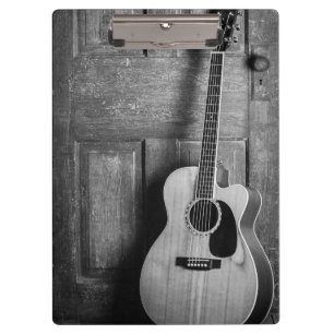 Gitarre lehnt an Tür in Schwarz und Weiß Klemmbrett